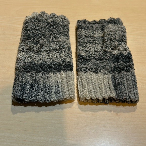 Handmade fingerless mittens - Picture 2 of 6
